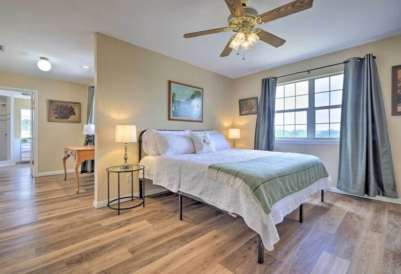 Fox Ridge Farmhouse Hill Country Getaway!