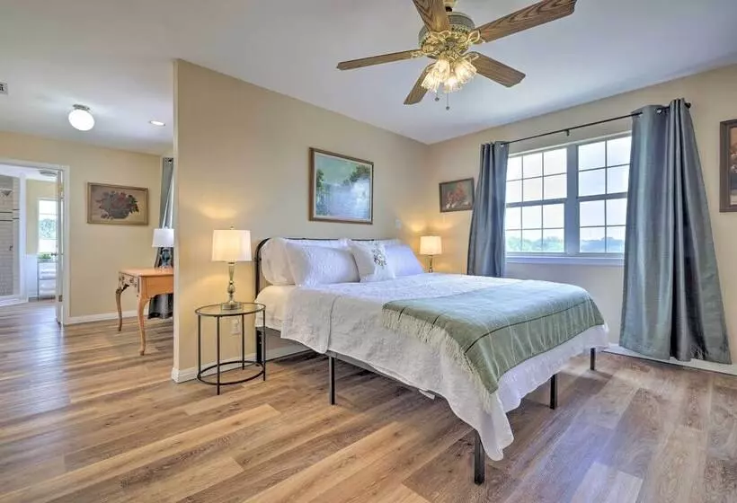 Fox Ridge Farmhouse    Hill Country Getaway!
