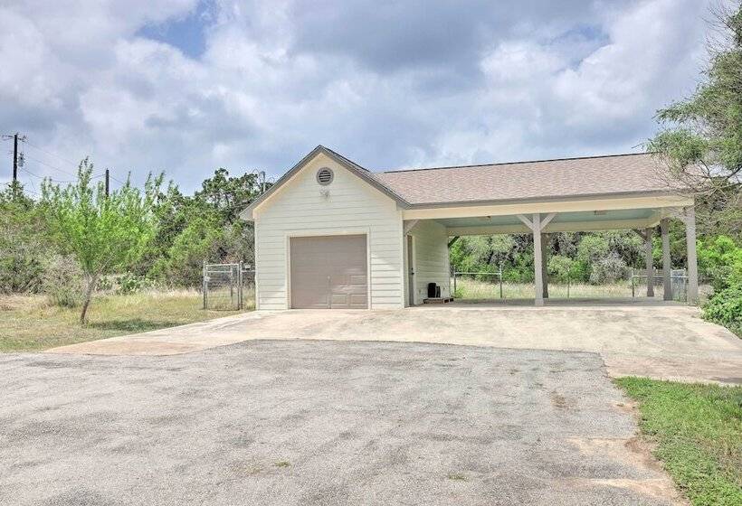 Fox Ridge Farmhouse Hill Country Getaway!