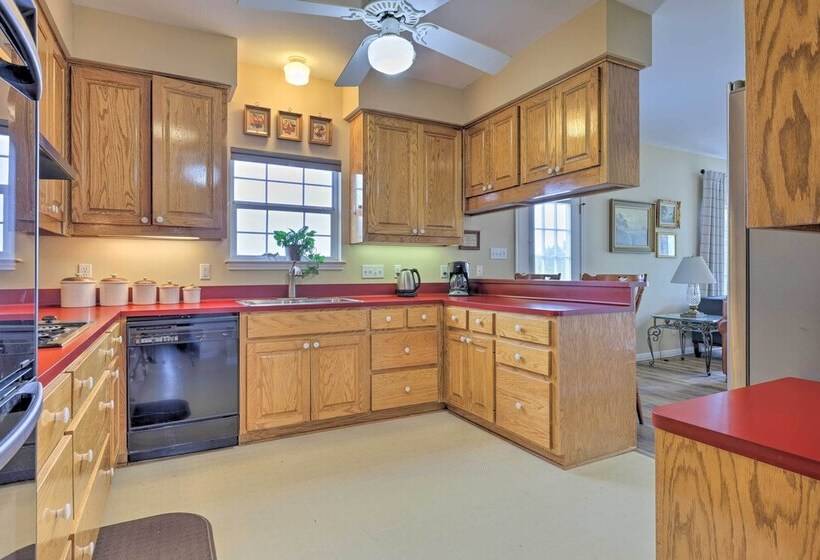 Fox Ridge Farmhouse Hill Country Getaway!