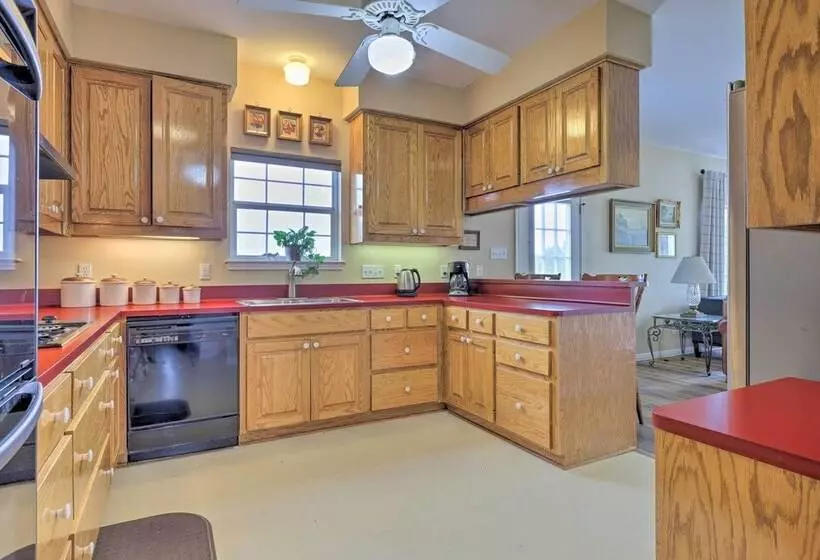 Fox Ridge Farmhouse    Hill Country Getaway!