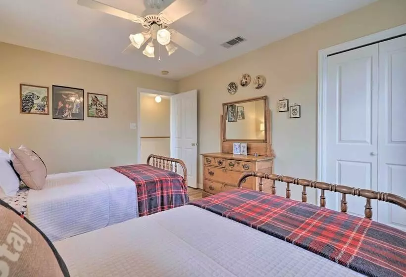 Fox Ridge Farmhouse    Hill Country Getaway!