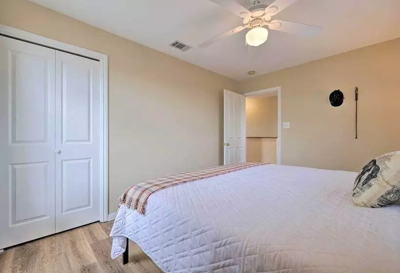 Fox Ridge Farmhouse    Hill Country Getaway!