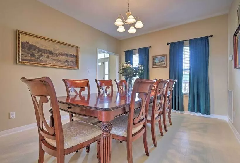 Fox Ridge Farmhouse    Hill Country Getaway!