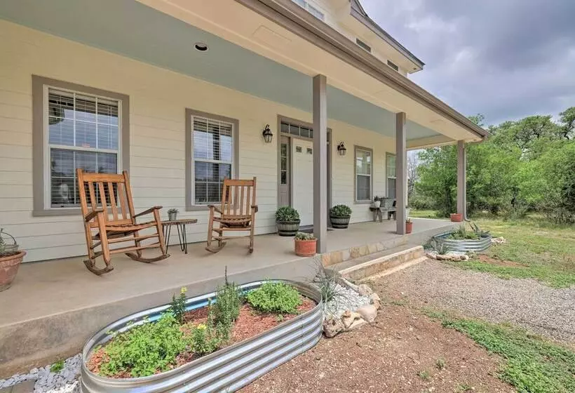 Fox Ridge Farmhouse    Hill Country Getaway!