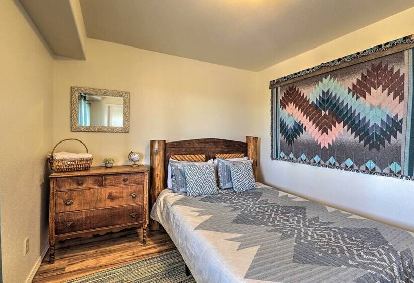 Williams Grand Canyon Escape: Stargaze & Hike!