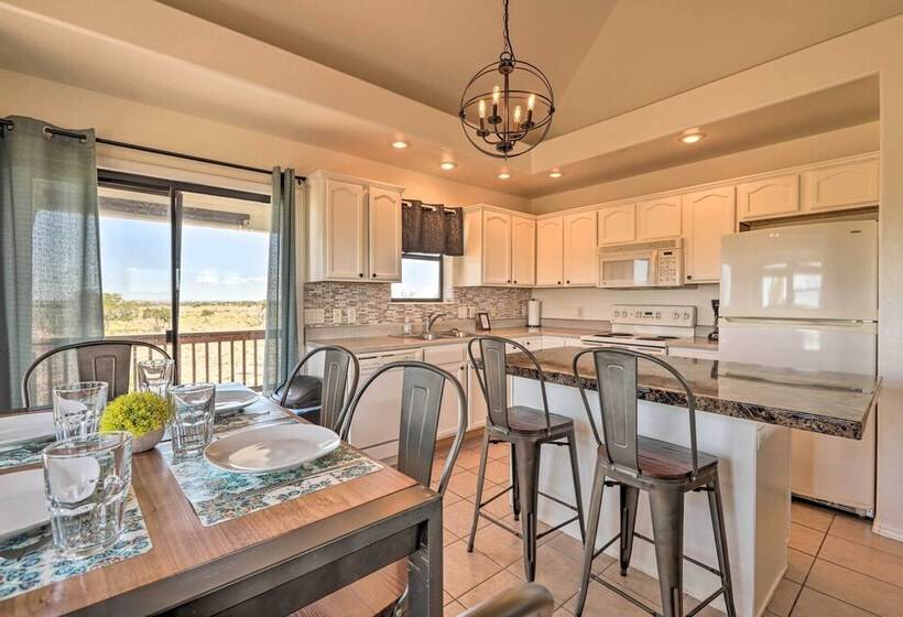 Williams Grand Canyon Escape: Stargaze & Hike!