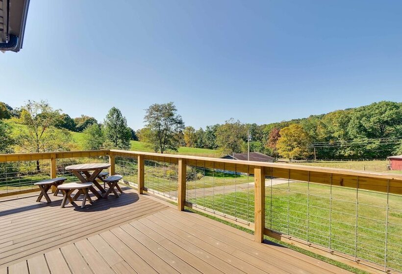 Hidden Hollow  Family Home In Amish Country!