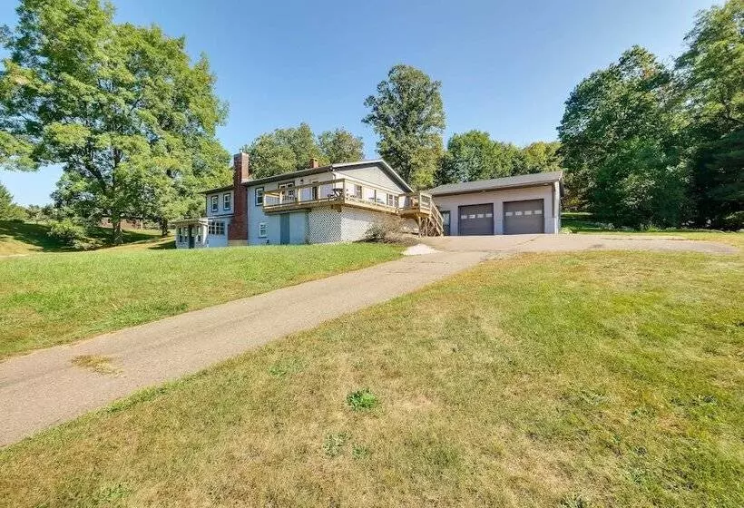 Hidden Hollow  Family Home In Amish Country!