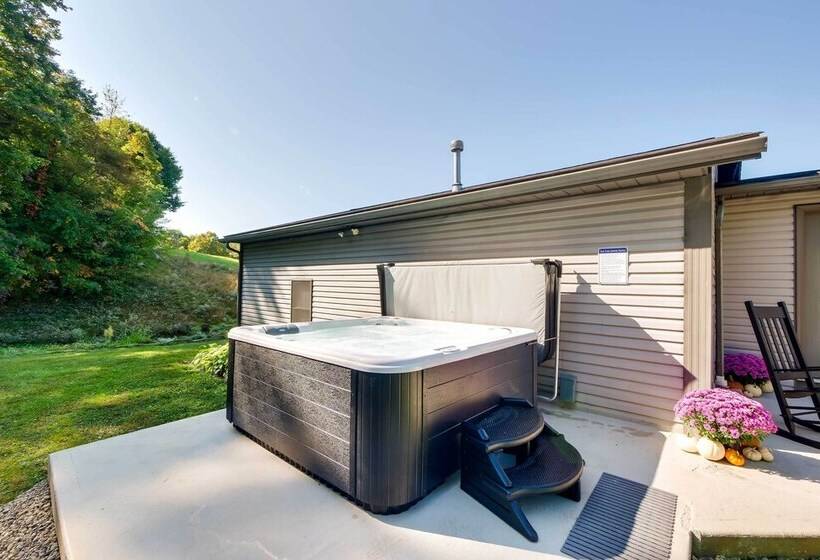 Hidden Hollow  Family Home In Amish Country!