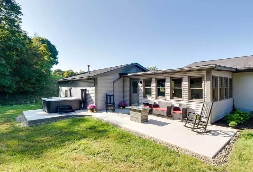 Hidden Hollow  Family Home In Amish Country!