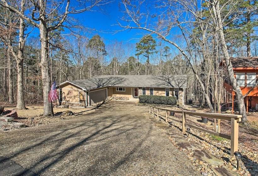 < 1 Mi To Lake: Hot Springs Village Escape W/ Deck