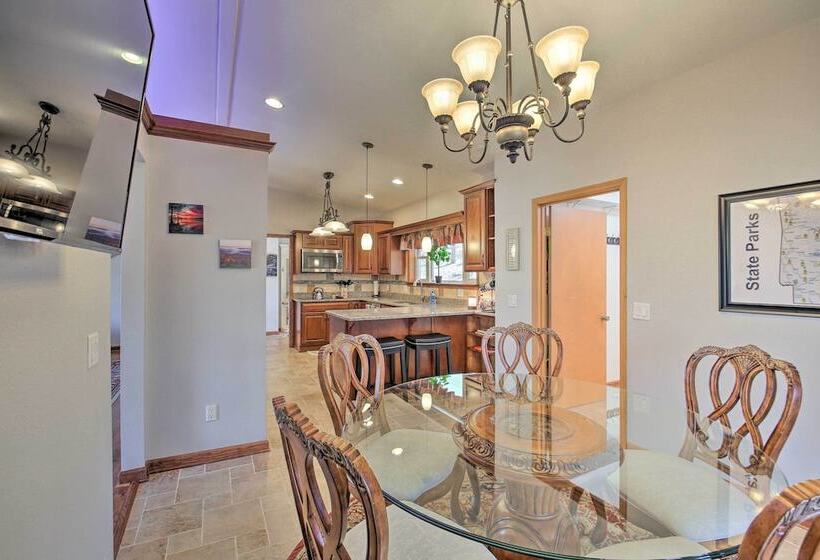 < 1 Mi To Lake: Hot Springs Village Escape W/ Deck