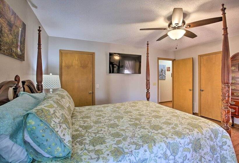 < 1 Mi To Lake: Hot Springs Village Escape W/ Deck