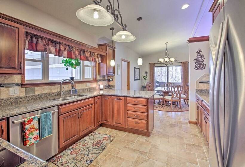 < 1 Mi To Lake: Hot Springs Village Escape W/ Deck