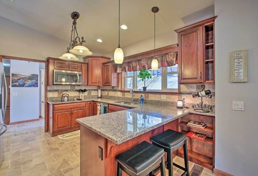 < 1 Mi To Lake: Hot Springs Village Escape W/ Deck