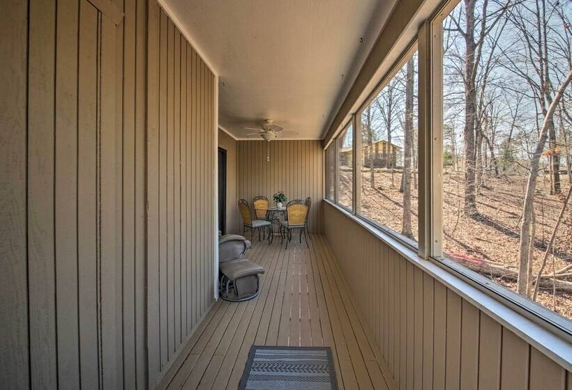 < 1 Mi To Lake: Hot Springs Village Escape W/ Deck