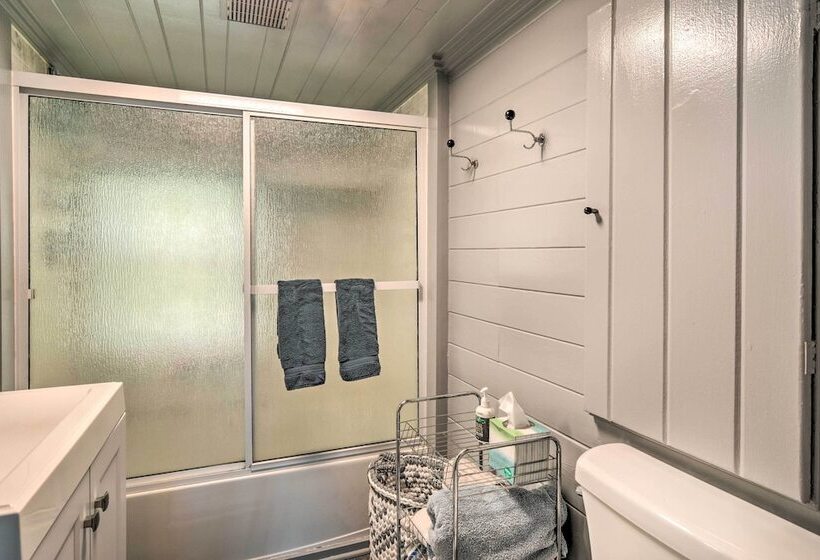 Lake Livin Cozy Cabin W/ Dock, Tiki Bar, 2 Kayaks