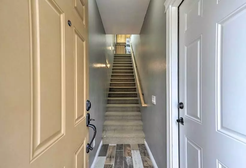 Lake Loon  Hillside  Cottage W/ Private Deck!