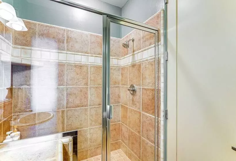 Chic California Escape W/ Pool, Hot Tub & Patio!