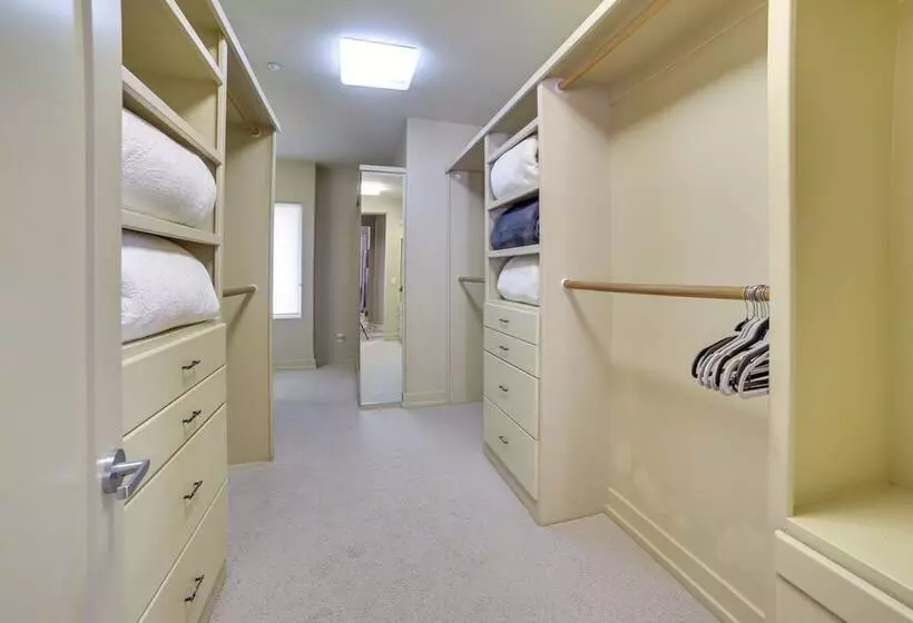 Chic California Escape W/ Pool, Hot Tub & Patio!