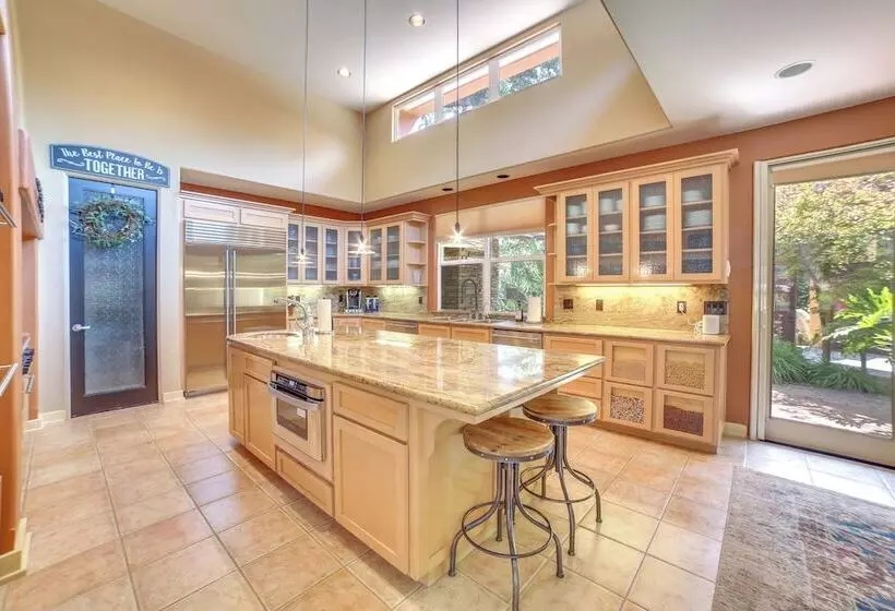 Chic California Escape W/ Pool, Hot Tub & Patio!