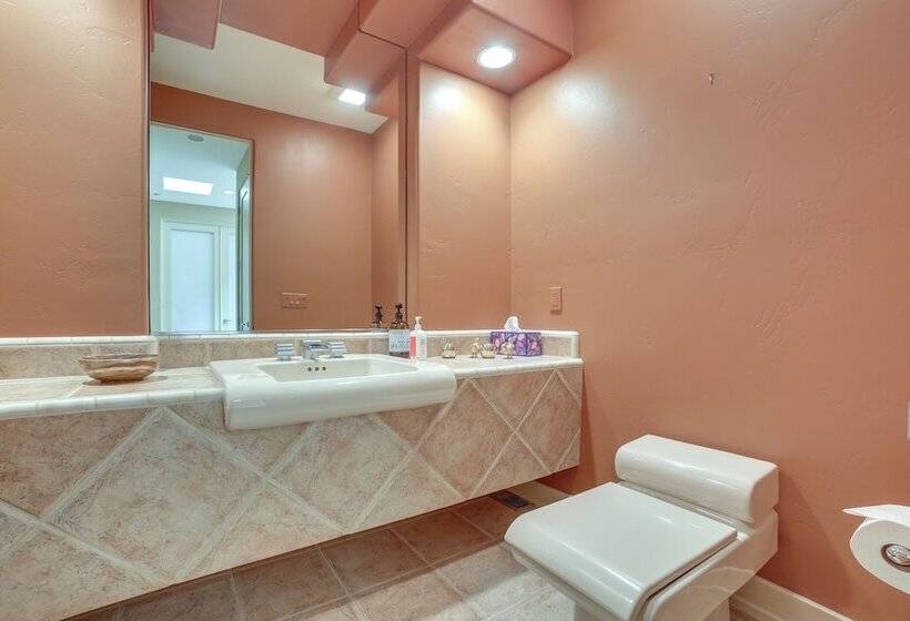 Chic California Escape W/ Pool, Hot Tub & Patio!