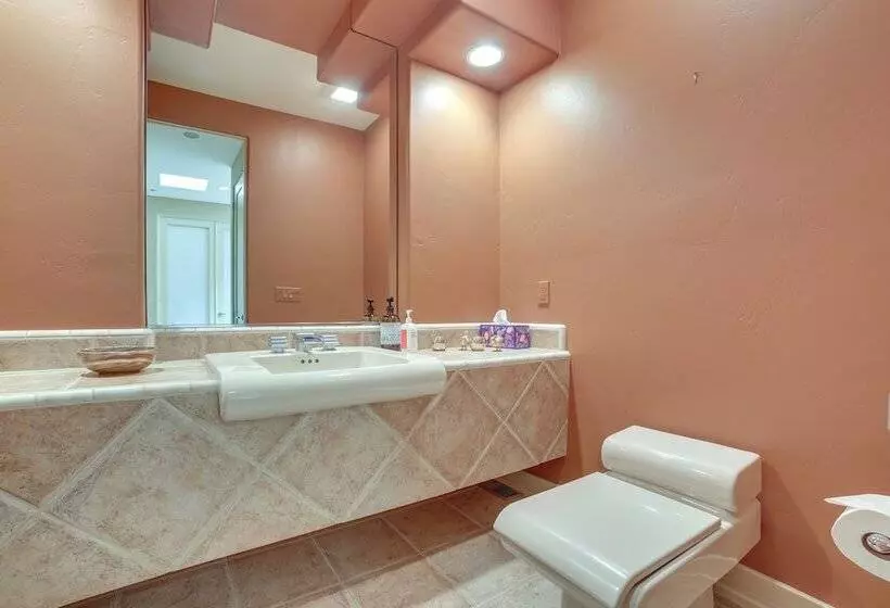 Chic California Escape W/ Pool, Hot Tub & Patio!