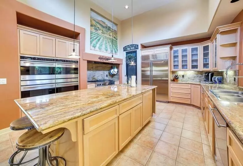 Chic California Escape W/ Pool, Hot Tub & Patio!