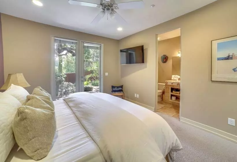 Chic California Escape W/ Pool, Hot Tub & Patio!