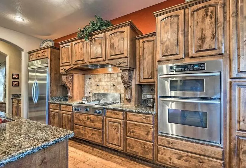 Luxe Gilbert Home W/ Heated Pool + Putting Green!