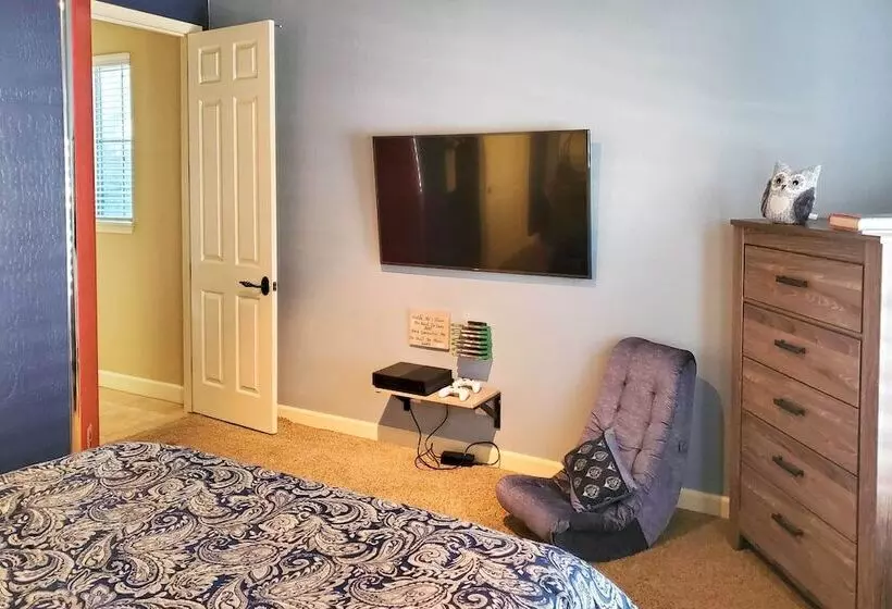 Luxe Gilbert Home W/ Heated Pool + Putting Green!