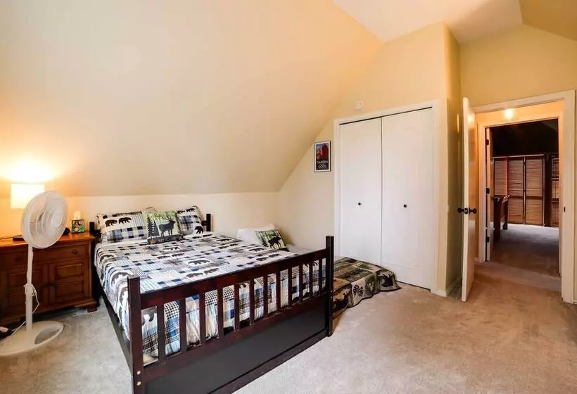 Mountain Haven  W/ Deck + Pikes Peak Views!