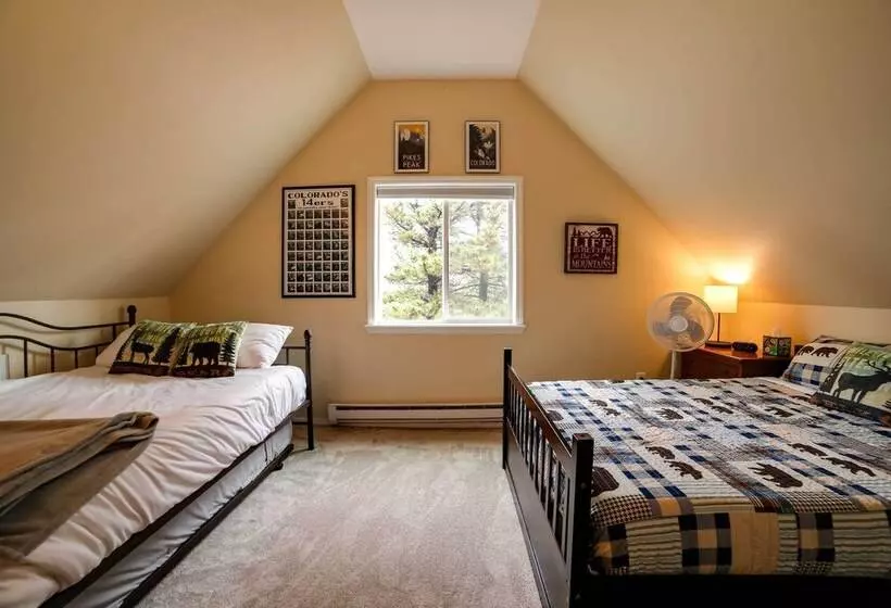Mountain Haven  W/ Deck + Pikes Peak Views!