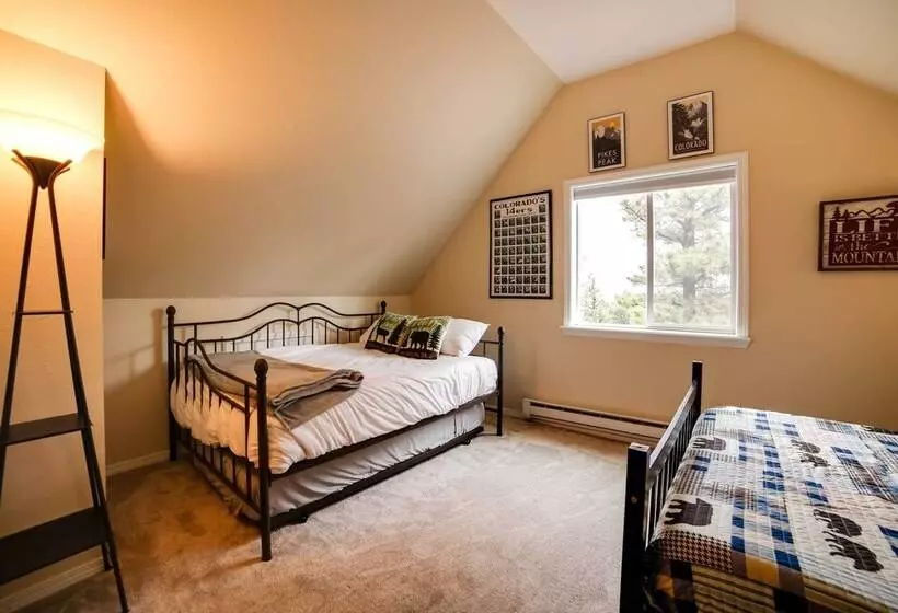 Mountain Haven  W/ Deck + Pikes Peak Views!