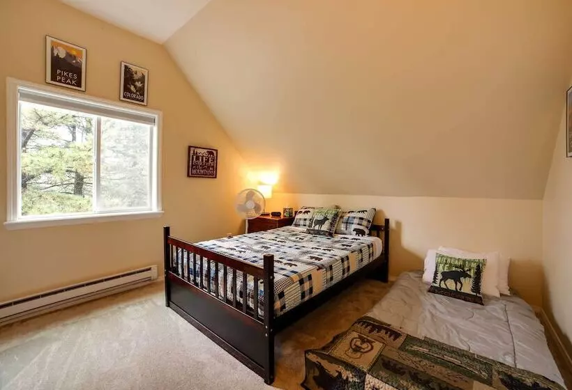 Mountain Haven  W/ Deck + Pikes Peak Views!