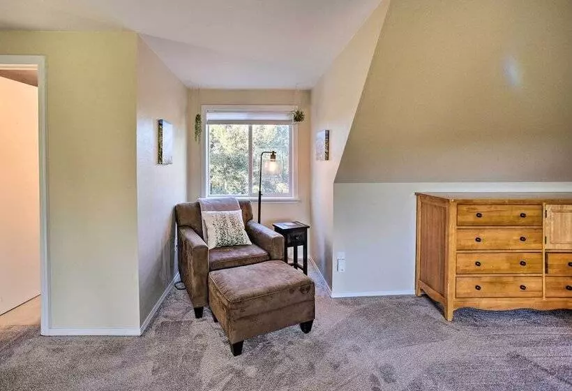 Mountain Haven  W/ Deck + Pikes Peak Views!