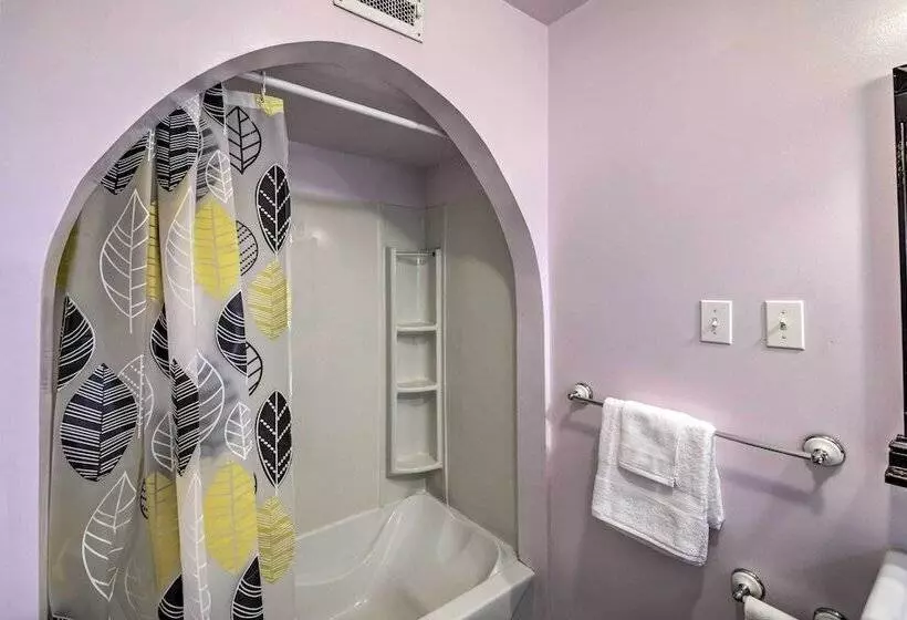 Historic Noblesville Home: Walk To Downtown Shops!