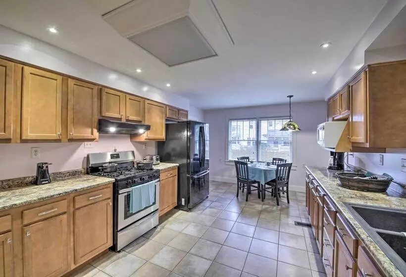 Historic Noblesville Home: Walk To Downtown Shops!