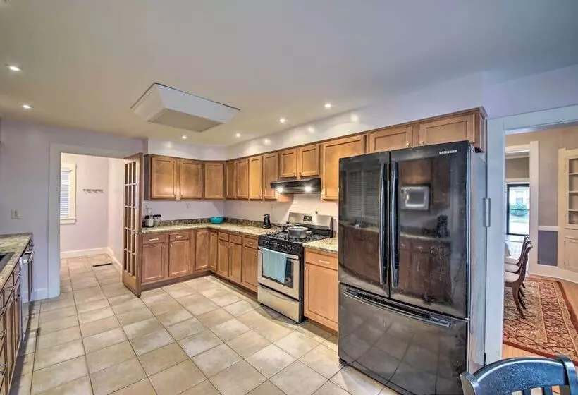 Historic Noblesville Home: Walk To Downtown Shops!