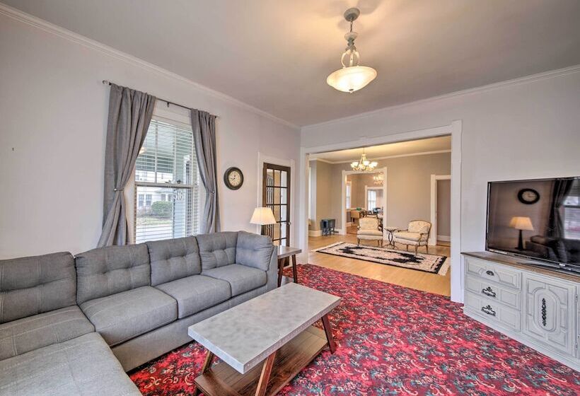 Historic Noblesville Home: Walk To Downtown Shops!