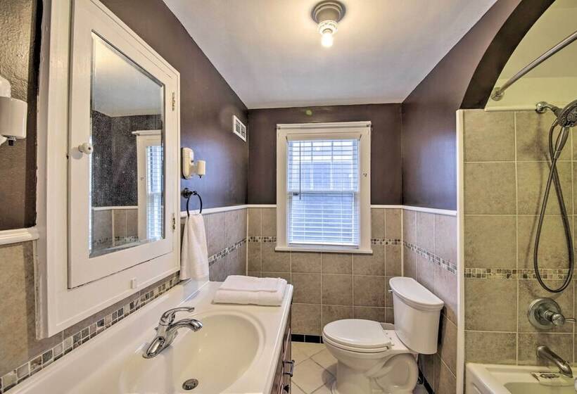 Historic Noblesville Home: Walk To Downtown Shops!