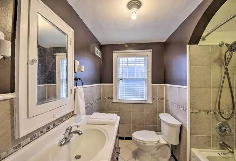 Historic Noblesville Home: Walk To Downtown Shops!