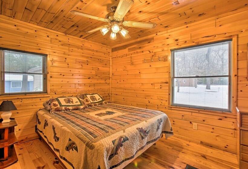 Peaceful Long Lake Cottage W/ Deck, Dock & Kayaks!