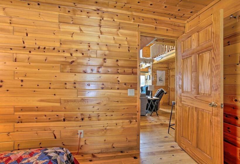 Peaceful Long Lake Cottage W/ Deck, Dock & Kayaks!