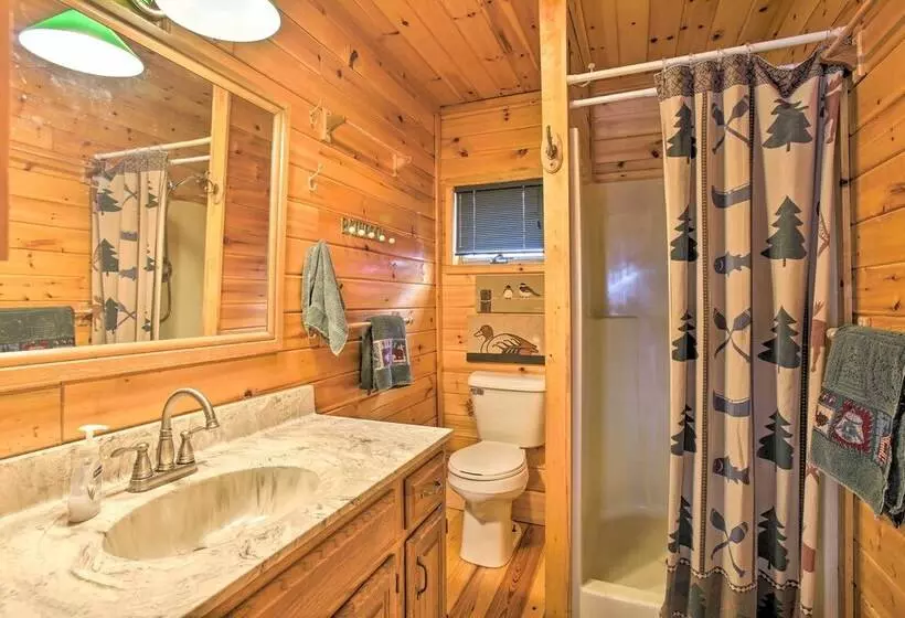 Peaceful Long Lake Cottage W/ Deck, Dock & Kayaks!