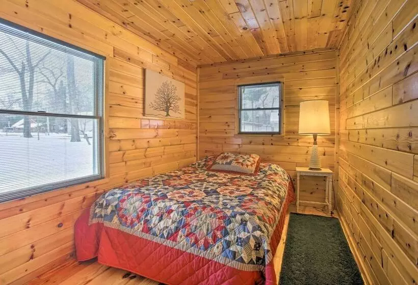 Peaceful Long Lake Cottage W/ Deck, Dock & Kayaks!