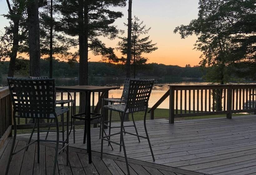 Peaceful Long Lake Cottage W/ Deck, Dock & Kayaks!