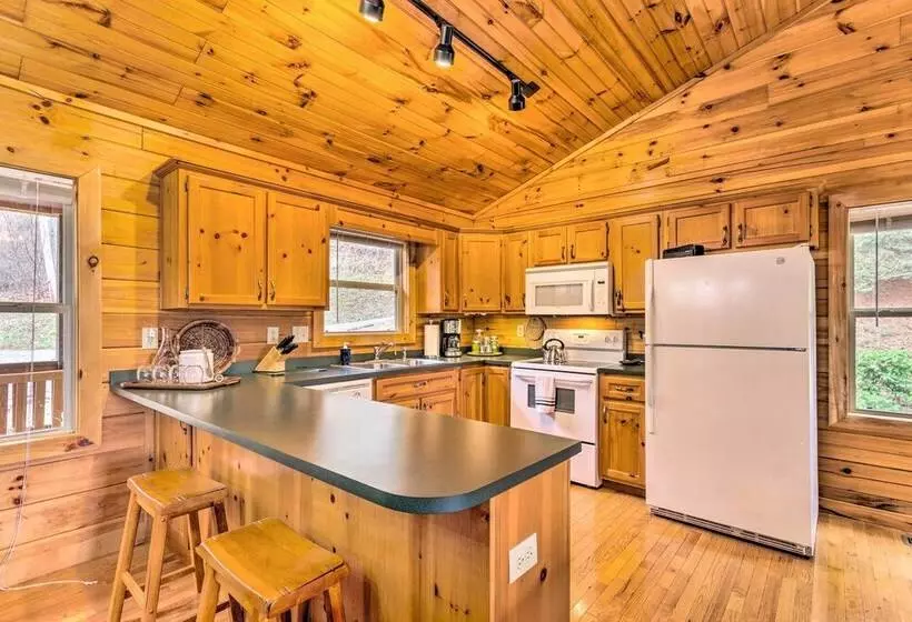 Peaceful Smoky Mountain Cabin W/ Deck & Fire Pit!