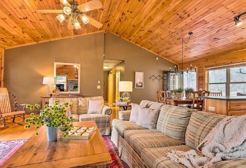 Peaceful Smoky Mountain Cabin W/ Deck & Fire Pit!